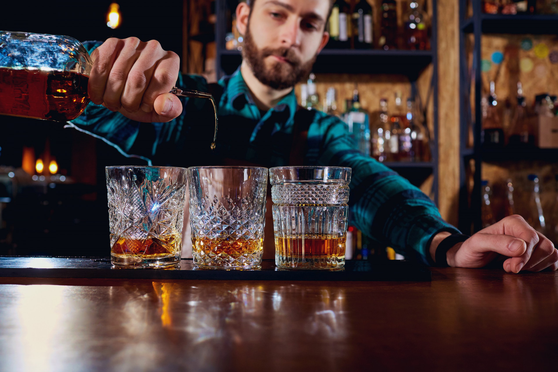 Banner: bartender bei der arbeit