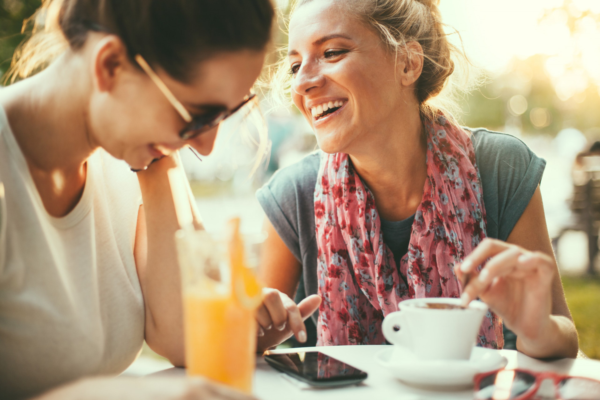 Banner: zwei frauen trinken kaffee